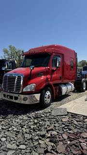 Freightliner Cascadia 113 Sleeper Semi Truck - Detroit