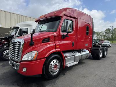 Freightliner Cascadia 113 Sleeper Semi Truck - Detroit