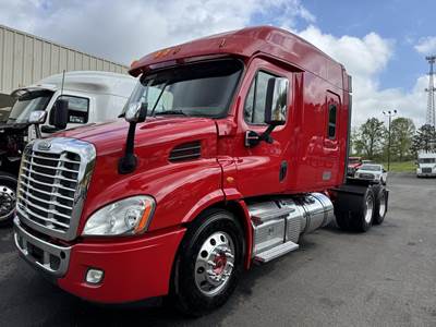 Freightliner Cascadia 113 Sleeper Semi Truck - Detroit