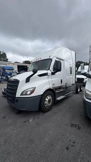 Freightliner Cascadia 116 Sleeper Semi Truck - Detroit
