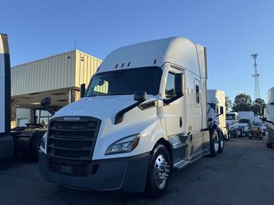 Freightliner Cascadia 116 Sleeper Semi Truck - Detroit