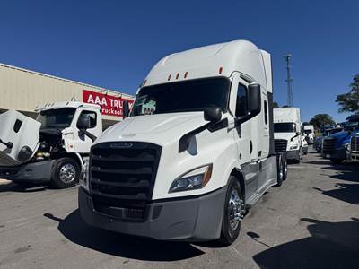 Freightliner Cascadia 116 Sleeper Semi Truck - Detroit