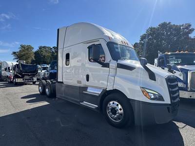 Freightliner Cascadia 116 Sleeper Semi Truck - Detroit