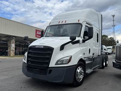 Freightliner Cascadia 116 Sleeper Semi Truck - Detroit
