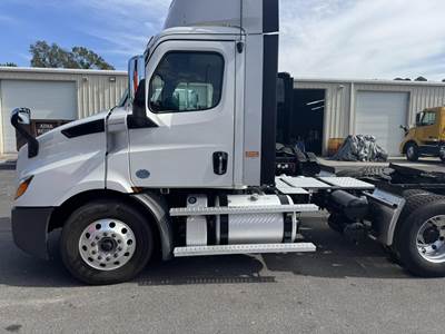 Freightliner Cascadia 116 Sleeper Semi Truck - Detroit