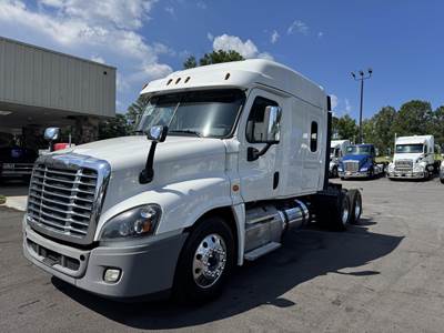 Freightliner Cascadia 125 Sleeper Semi Truck - Detroit, Manual