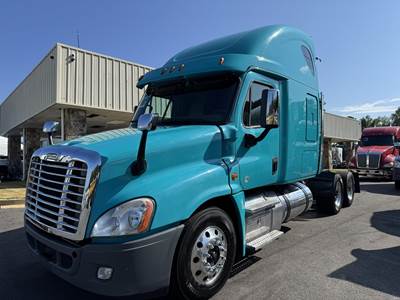 Freightliner Cascadia 125 Sleeper Semi Truck - Detroit, 10 Speed Amt