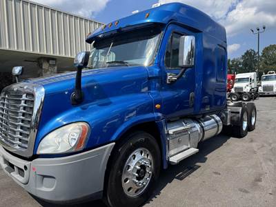 Freightliner Cascadia 125 Sleeper Semi Truck - Cummins, 10 Speed Manual