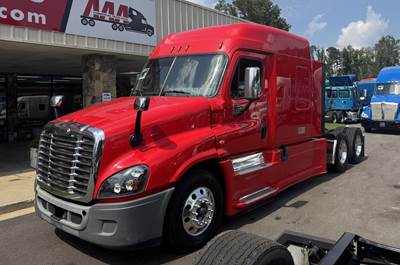 Freightliner Cascadia 125 Sleeper Semi Truck - Detroit