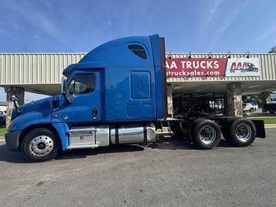 Freightliner Cascadia 125 Sleeper Semi Truck - Detroit, 10 Speed Manual