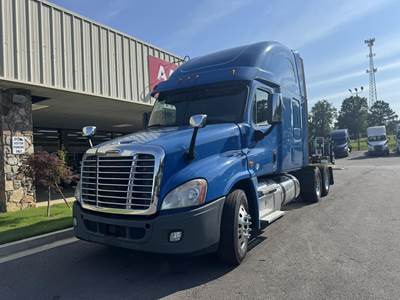 Freightliner Cascadia 125 Sleeper Semi Truck - Detroit, 10 Speed Manual