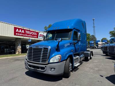 Freightliner Cascadia 125 Sleeper Semi Truck - Detroit, 10 Speed Manual