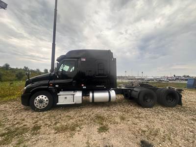 Freightliner Cascadia 125 Sleeper Semi Truck - Detroit 475HP, 12 Speed Automatic