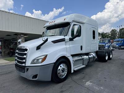 Freightliner Cascadia 126 Sleeper Semi Truck - Detroit