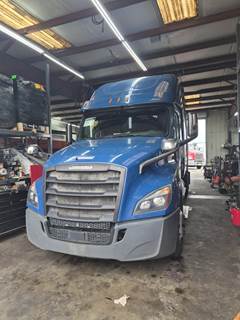 Freightliner Cascadia 126 Sleeper Semi Truck - Detroit