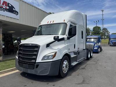 Freightliner Cascadia 126 Sleeper Semi Truck - Detroit