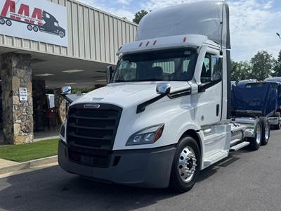 Freightliner Cascadia 126 Sleeper Semi Truck - Detroit