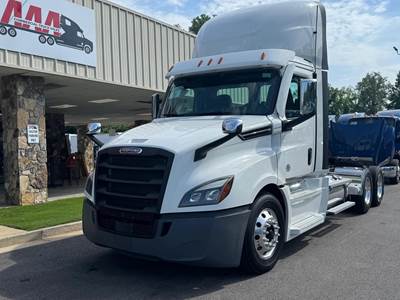 Freightliner Cascadia 126 Sleeper Semi Truck - Detroit