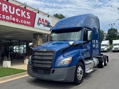 Freightliner Cascadia 126 Sleeper Semi Truck - Detroit