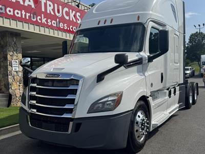 Freightliner Cascadia 126 Sleeper Semi Truck - Detroit