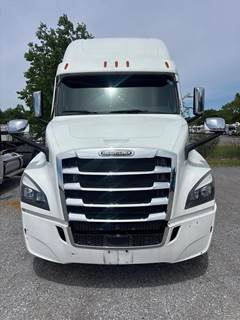 Freightliner Cascadia 126 Sleeper Semi Truck - Detroit