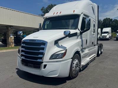 Freightliner Cascadia 126 Sleeper Semi Truck - Detroit