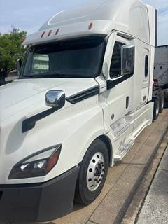 Freightliner Cascadia 126 Sleeper Semi Truck - Detroit