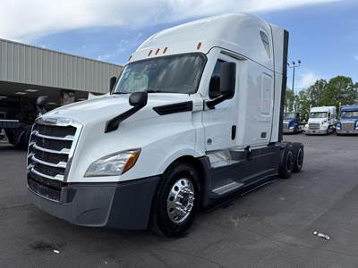 Freightliner Cascadia 126 Sleeper Semi Truck - Detroit