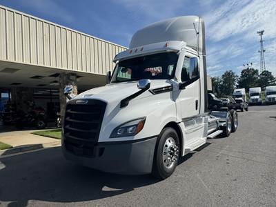 Freightliner Cascadia 126 Sleeper Semi Truck - Detroit
