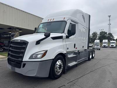 Freightliner Cascadia 126 Sleeper Semi Truck - Detroit