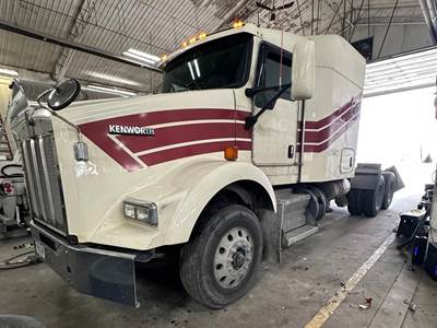 Kenworth T800 Sleeper Semi Truck - Mid Roof Sleeper, Paccar, 10 Speed Manual