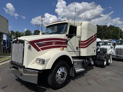 Kenworth T800 Sleeper Semi Truck - Mid Roof Sleeper, Paccar, 10 Speed Manual