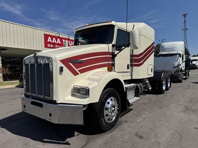 Kenworth T800 Sleeper Semi Truck - Mid Roof Sleeper, Paccar, 10 Speed Manual