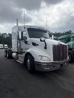 Peterbilt 579 Sleeper Semi Truck - Paccar 455HP, Automatic