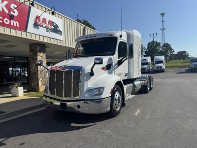 Peterbilt 579 Sleeper Semi Truck