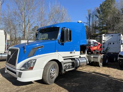 Volvo VNL64T630 Sleeper Semi Truck - 475HP