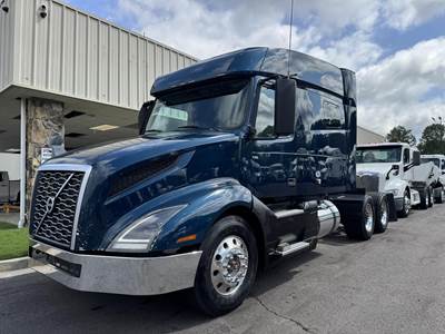 Volvo VNL64T640 Sleeper Semi Truck - Mid Roof Sleeper, D13 425HP, 12 Speed I Shift Amt