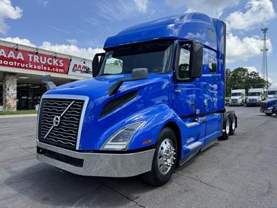 Volvo VNL64T760 Sleeper Semi Truck
