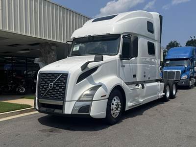 Volvo VNL64T760 Sleeper Semi Truck - D13 425HP