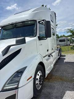 Volvo VNL64T760 Sleeper Semi Truck - D13 425HP