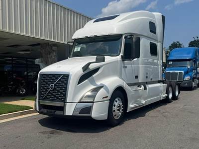Volvo VNL64T760 Sleeper Semi Truck - D13 425HP