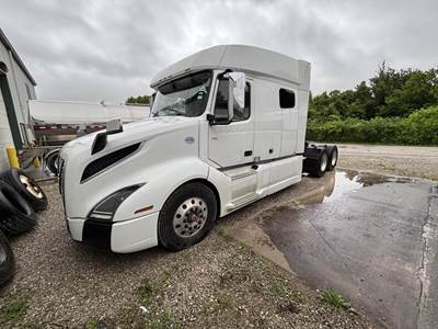 Volvo VNL64T760 Sleeper Semi Truck - Mid Roof Sleeper, Cummins 450HP, 10 Speed Automatic