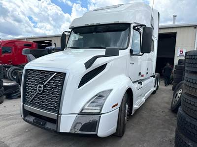 Volvo VNL64T760 Sleeper Semi Truck - D13 425HP