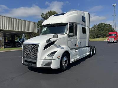 Volvo VNL64T760 Sleeper Semi Truck - D13 425HP