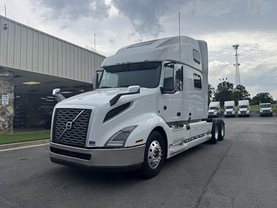 Volvo VNL64T860 Sleeper Semi Truck - Cummins 475HP