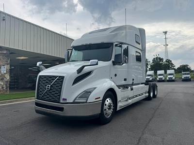 Volvo VNL64T860 Sleeper Semi Truck - Cummins 475HP