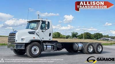 Freightliner 114SD Tandem Axle Cab & Chassis Truck - Detroit