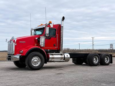 Kenworth T800 Tandem Axle Cab & Chassis Truck - Cummins, 525HP, 18 Speed Manual