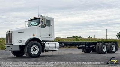 Kenworth T800 Tandem Axle Cab & Chassis Truck - Paccar, 405HP, 10 Speed Manual