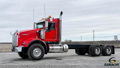 Kenworth T800B Tandem Axle Cab & Chassis Truck - Cummins, 525HP, 18 Speed Manual